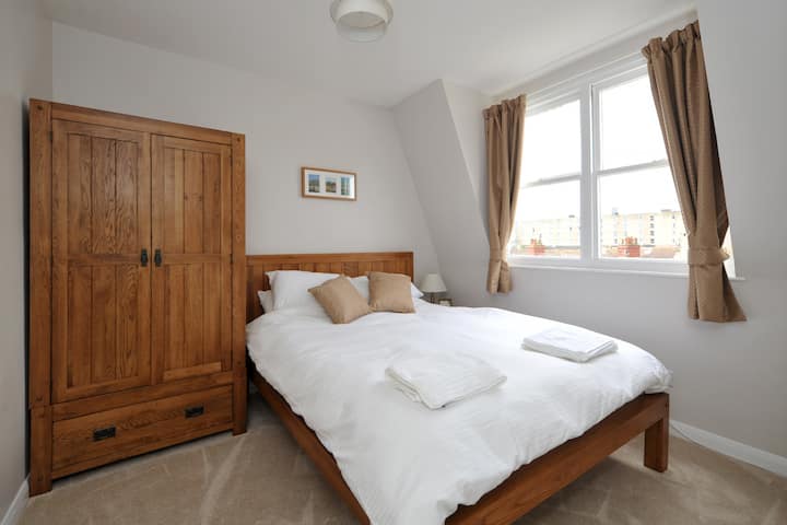 Chumba cha kulala cha kiwango cha juu kilicho na kitanda cha ukubwa wa king