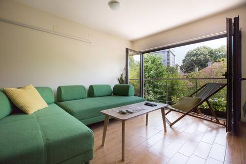 Top performing Airbnb: Spacious Apartment with Great Amenities & Garage in Trnje