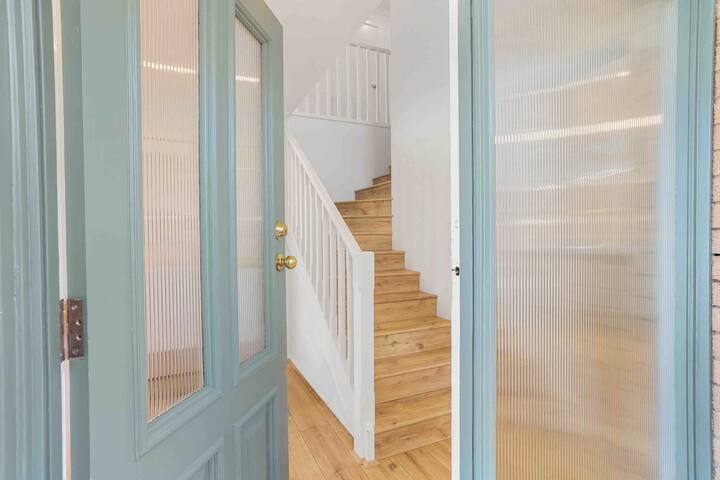 Beach View Curl Curl – House with Pool & Views gallery image 5