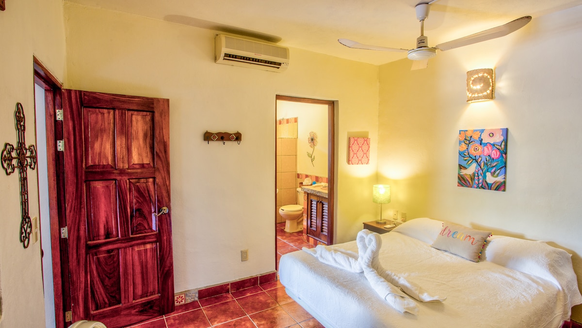 Основна спалня със самостоятелна баня и климатик.