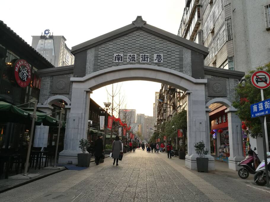 距离南强街超近,一整个巷子都是美食和有趣的小店。