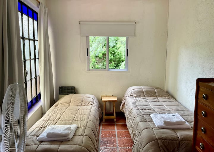 Kamer met zeemansbed. Het heeft een ventilator aan het plafond en er is een extra bewegende staande ventilator voor algemeen gebruik in het huis 