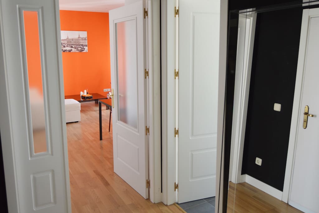 Acceso al salón, al baño y a la cocina desde el hall de entrada
