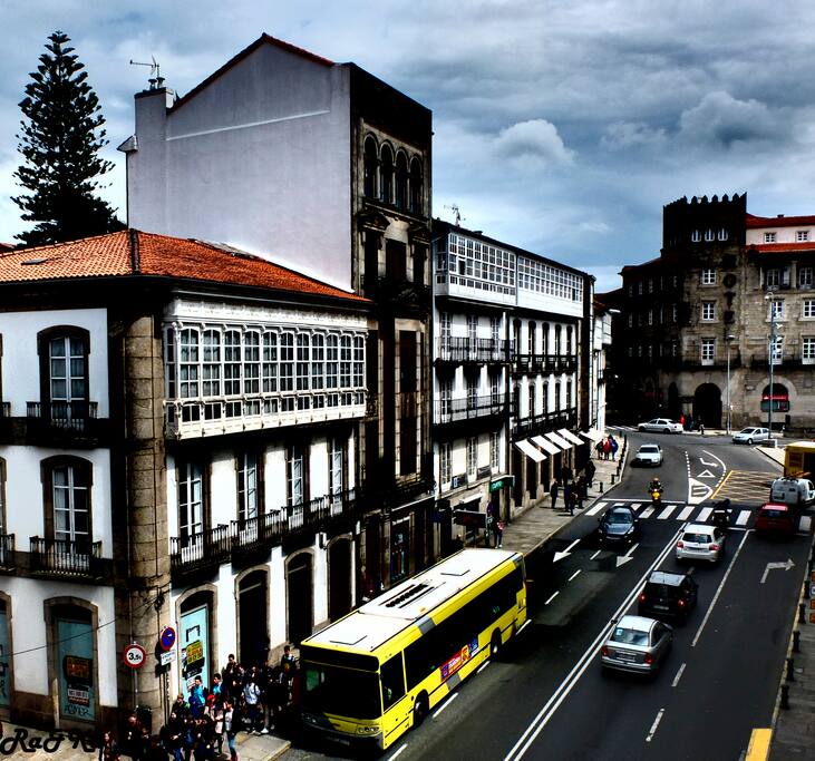 Vista de la plaza de galicia desde el salón. En esta plaza esta la parada de bus al aeropuerto y parada de taxis