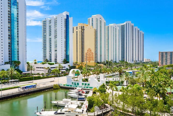 Beautiful  Condo in the Heart of Sunny Isles
