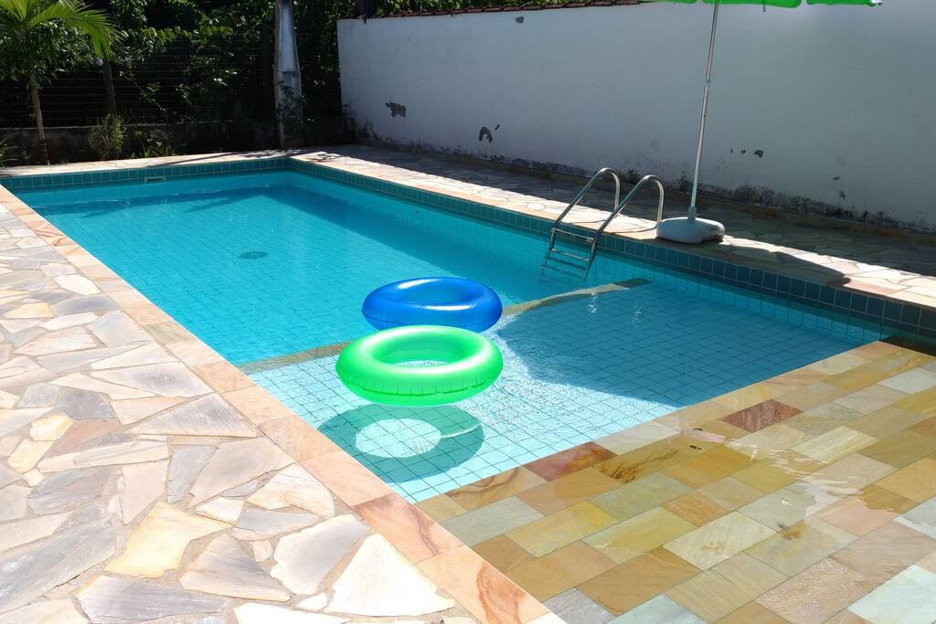Piscina com 3 profundidades, cascata, hidromassagem e iluminação noturna. Não usamos cloro no tratamento.