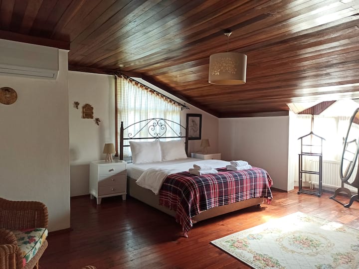 Unser größtes Schlafzimmer im Obergeschoss. Es gibt 1 Doppelbett, einen Einbauschrank und Klimaanlage. Das Zimmer hat einen eigenen Balkon.