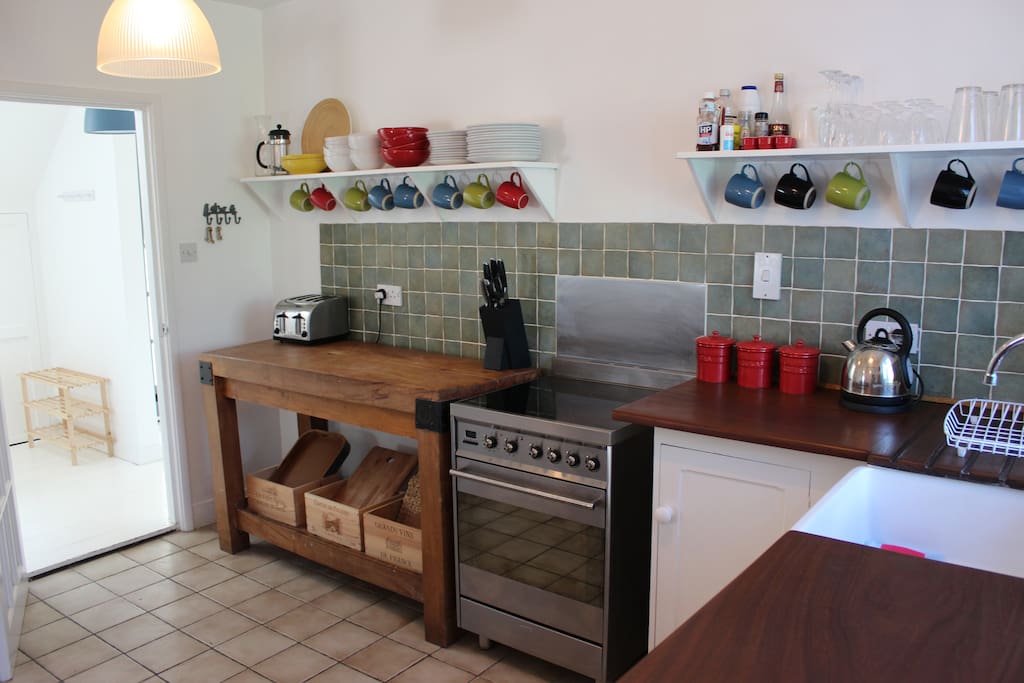 Vintage country style kitchen diner with all new appliances and comfortably sits six