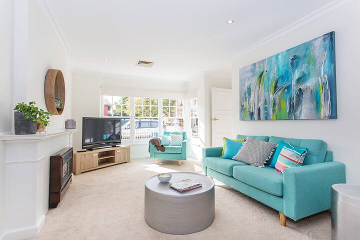 Modern unit metres to beach and Jetty Rd Glenelg