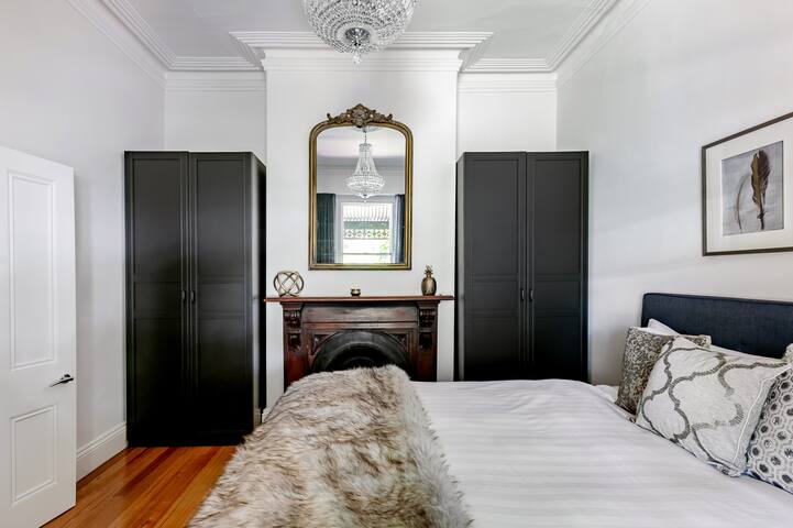 Luxurious Terrace Home: Central Melbourne Oasis gallery image 4