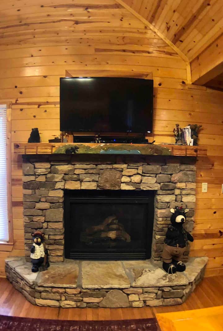 יש טלוויזיה חכמה ונגן DVD עם סרטים בסלון. 