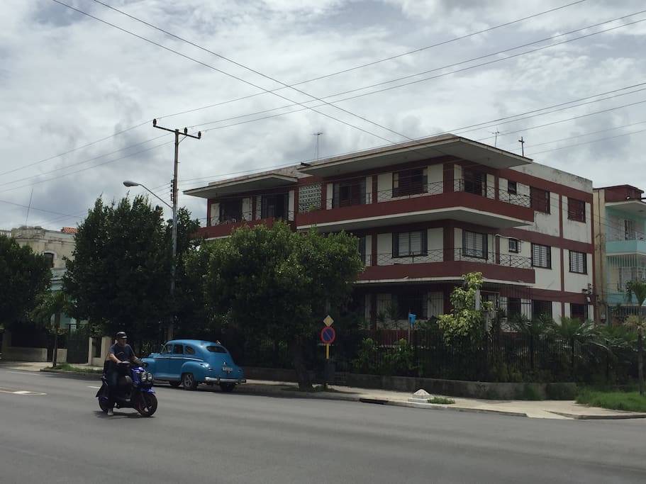 Edificio situado en la calle 23, zona tranquila y segura. Muy céntrica, el apartmento es el de la izquierda 3er piso.