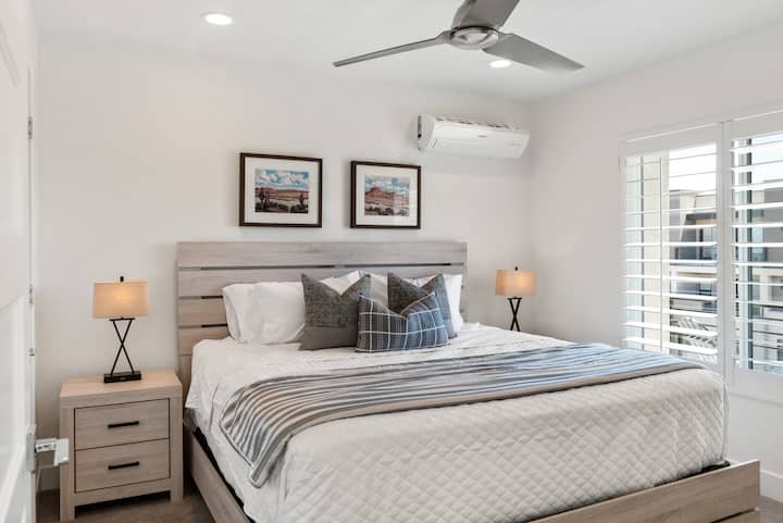 غرفة النوم رقم4 بسرير كبير وحمام مشترك مع غرفة نوم بطابقين.