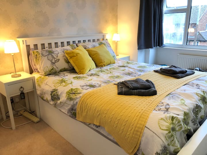 Walk to the village home, garden & conservatory Houses for Rent in