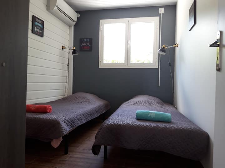 卧室配有2张床（ 90 x 200厘米）。空调和百叶窗