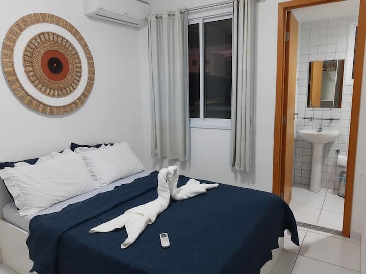 חדר סוויטה, עם מיטה זוגית, מלתחה ומזגן. 