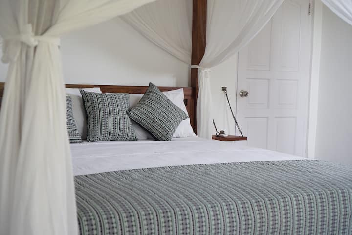 Una camera da letto king-size con aria condizionata al secondo piano