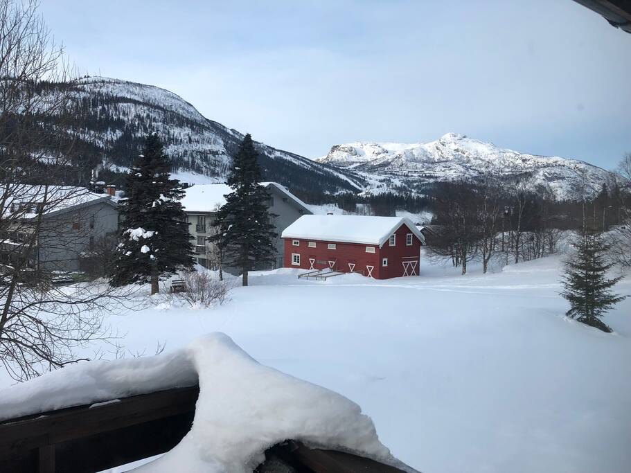 Flott utsikt til skisenter fra en solrik balkong.