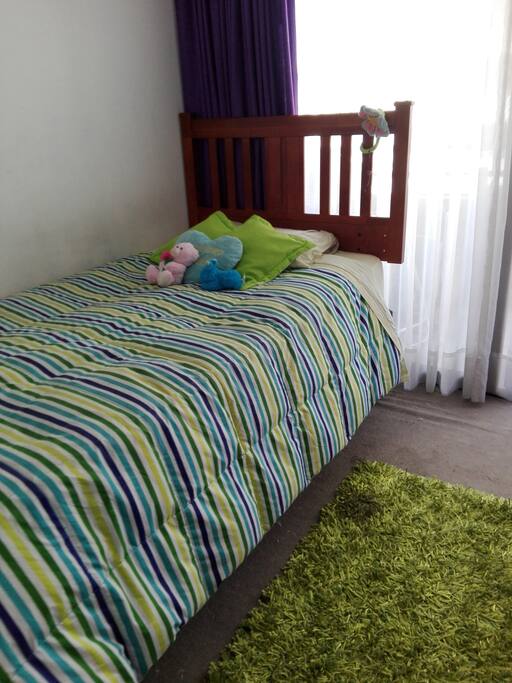 DORMITORIO PRIVADO CON CAMA NIDO, ESCRITORIO, TELEVISIÓN POR CABLE Y WIFI.