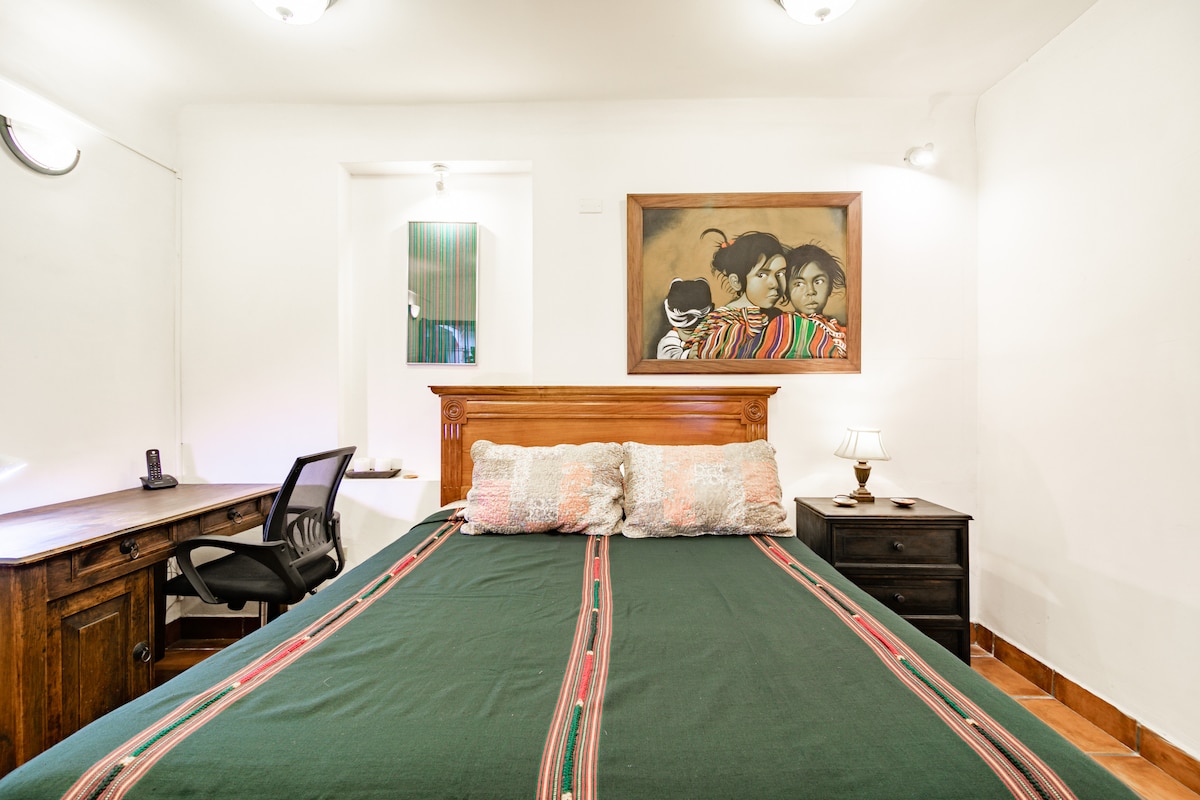 Chambre, un autre bureau pour un ordinateur