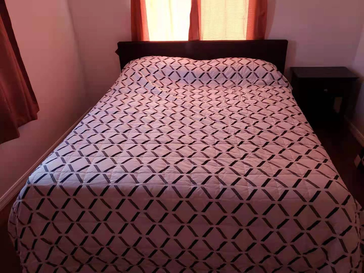 Брачен кревет (широк 150-179 см) во една од спалните соби со ноќна масичка