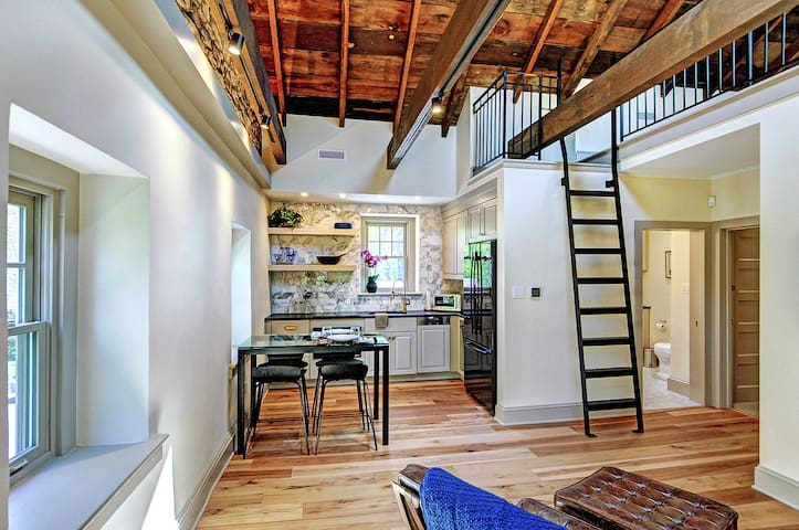 Warm Executive Guest / Carriage House
