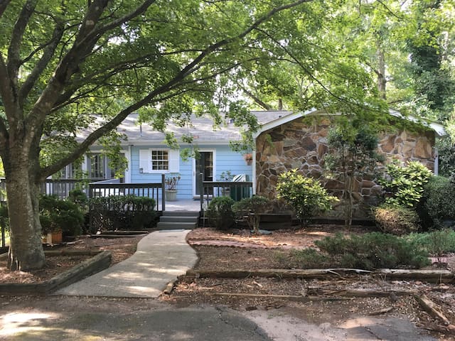 BYOB - Charming Lakefront House