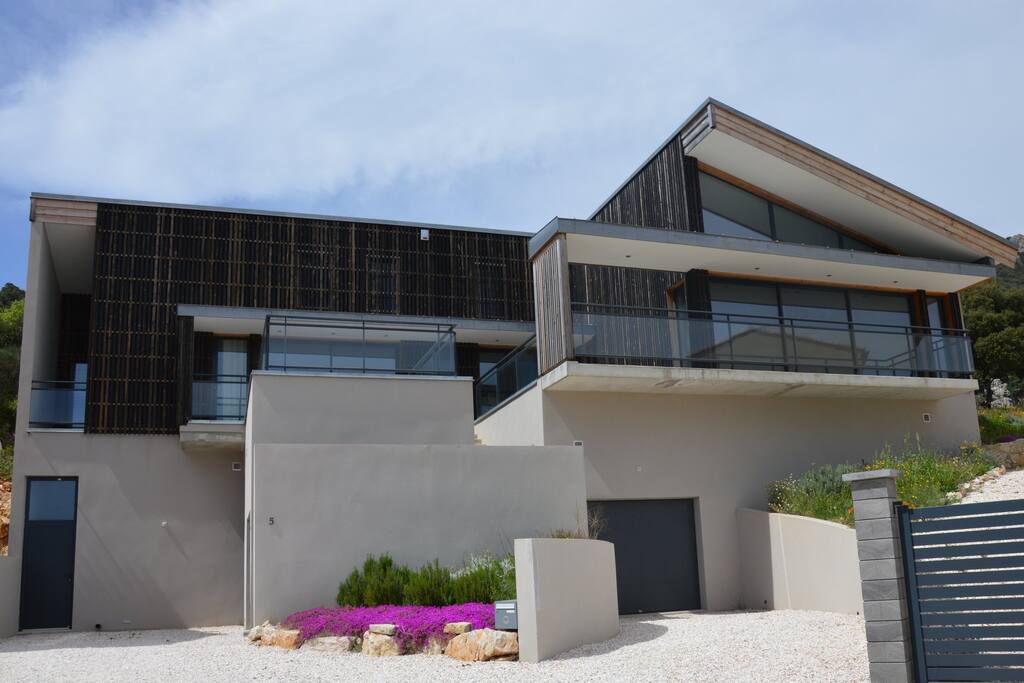La maison des deux châteaux en entier. Sur la photo, l'appartement Peyrepertuse se situe côté droit.