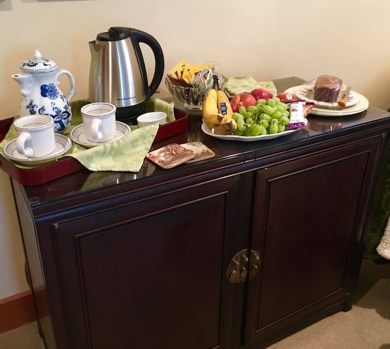 Insta-hot with tea selection. Fresh fruit, energy bars and homemade banana bread.
