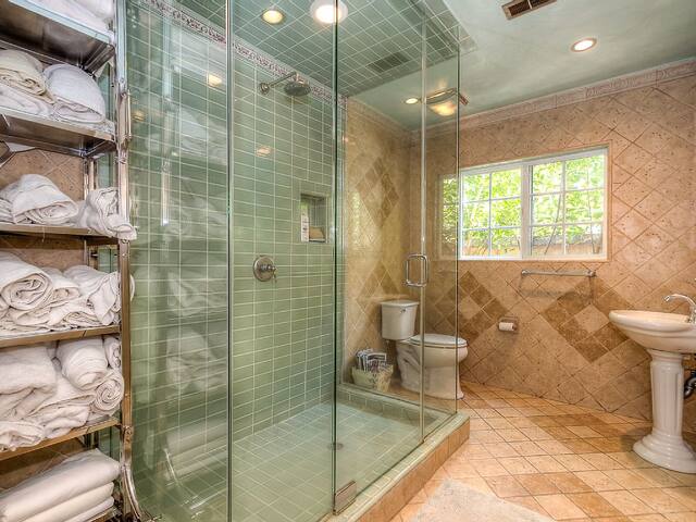 LUXURIOUS 3BED HOME IN THE CENTER OF BEVERLY HILLS gallery image 2