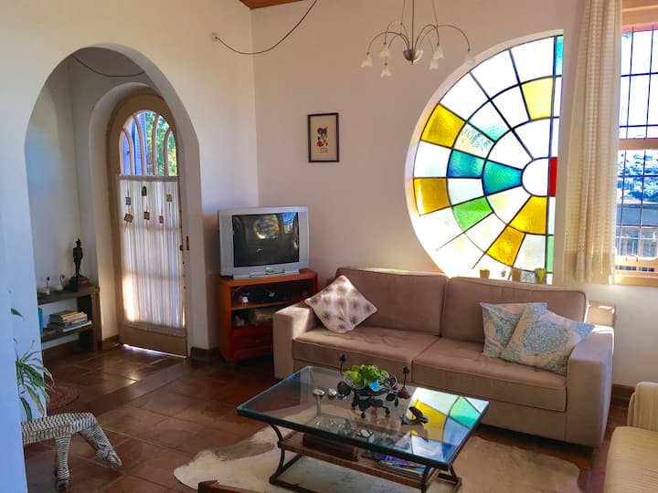 Vstupná hala a obývacia izba.