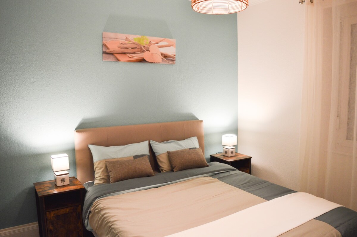 La habitación de colores suaves ofrece un ambiente muy zen, propicio para la relajación.