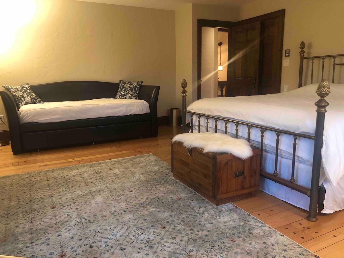 غرفة نوم بسرير كينج رقم2 في الطابق العلوي، وأيضًا سريران متماثلان هنا (سرير متحرك).  تتسع هذه الغرفة لأربعة أشخاص.