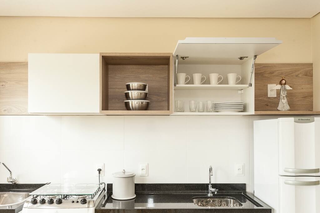 Armários de cozinha com utensílios