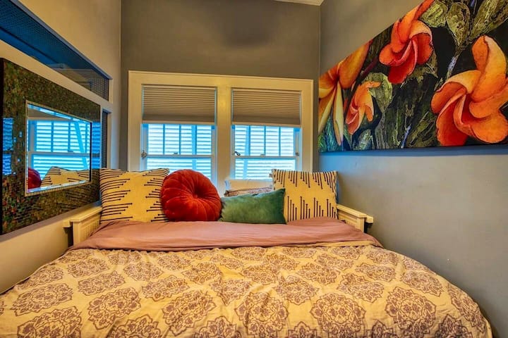 加大双人沙发床、遮光窗帘、多个充电插座、全新空调、舒适的热带云生活。 