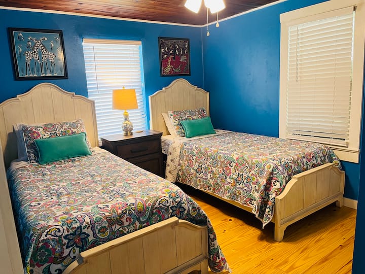 2nd bedroom with two twin beds