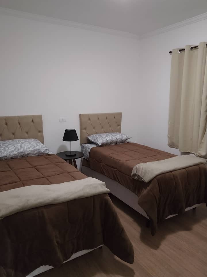 Dhomë gjumi me dy krevate dhe një gardërobë të integruar!