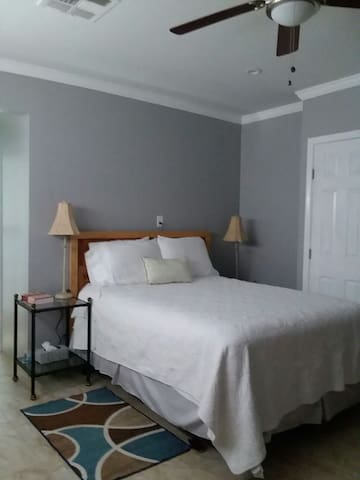 Private room, 9 min away from airport.
