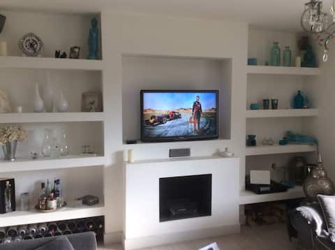 Modern luxury comfortable 2 bedroom apartment