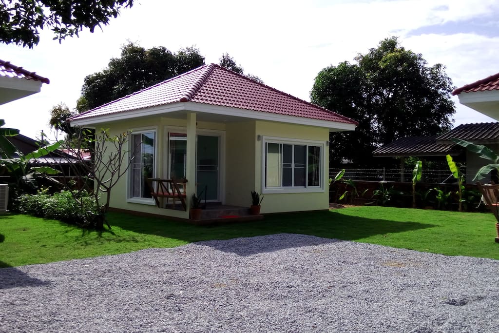 Individual 1 Bedroom bungalow+shower room+kitchenette.