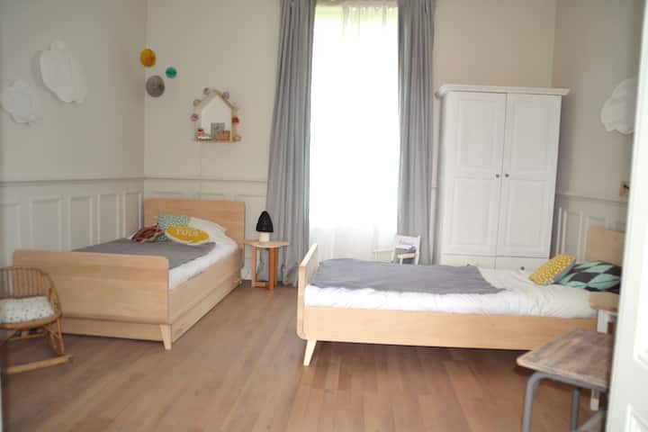 habitación infantil
2 camas individuales + una cama con barrotes