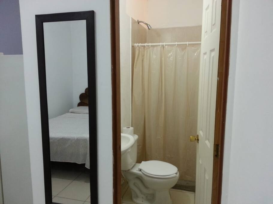 Baño Completo con agua caliente.