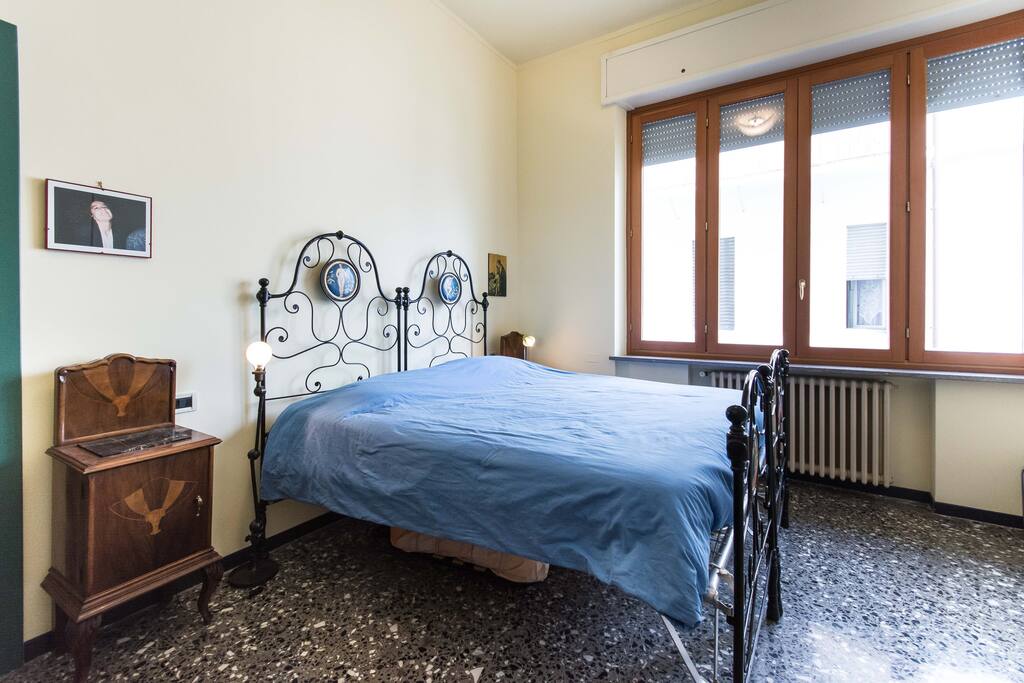 la camera da letto con ampia finestra