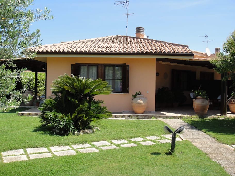 Villa Gioviale in Residence Terra Felice Terracina (Latina).
Entrata con vialetto illuminato , per i nostri ospiti. A destra il patio in legno attrezzato per le vostre indimenticabili colazioni per i pranzi al sole e le fresche serate all’aperto.