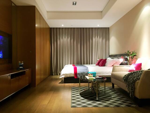 '每晚伴著海邊的燈火通明入睡 清晨跟著日浮海面而醒'  海邊HOUSE