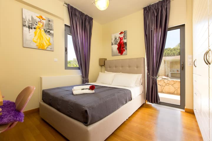 Double bed Bedroom on the ground floor with direct access to the pool area!