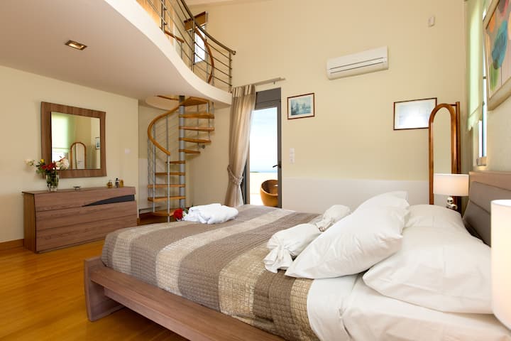 Main bedroom with en-suite bathroom and closet room on the first floor