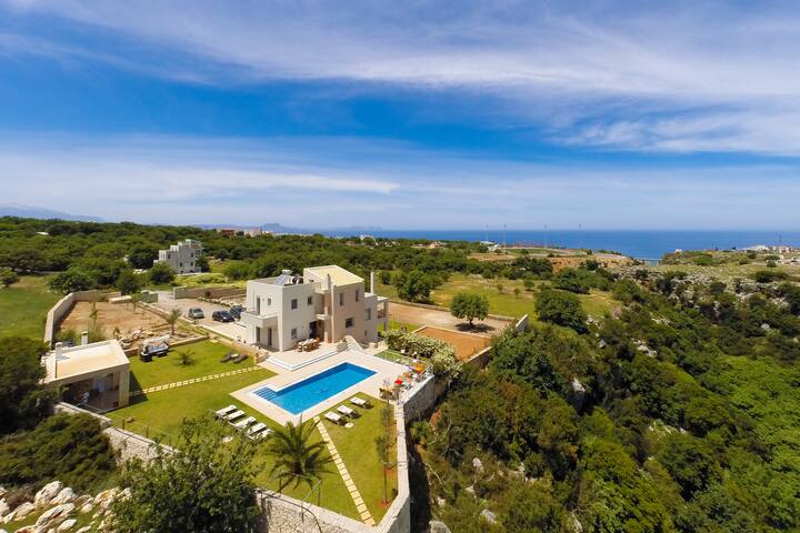 Full Privacy Family Villa Victoria! gallery image 3