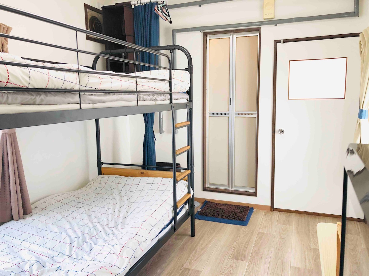 Kutoka upande wa jikoni.Kuna madirisha mawili, kwa hivyo kitakuwa chumba angavu.Upande wa mbele ni choo na bafu.