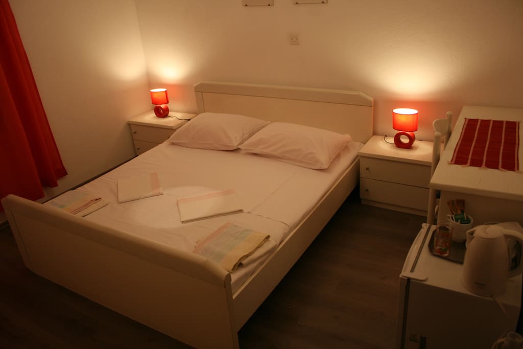 > Room with a double bad 160cm x 190cm